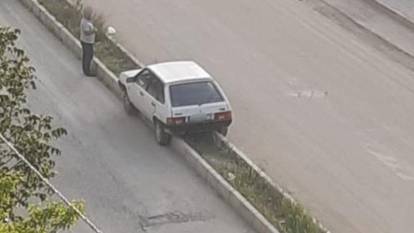 Elazığ’da ilginç kaza! Otomobil refüje oturdu