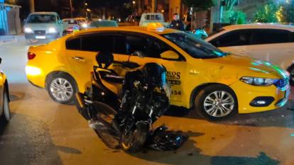 Ticari taksi ile motosikletin çarpıştı: 4 yaralı