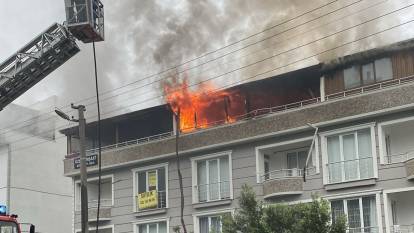 Yalova’da bir binanın çatı katında çıkan yangında 4 daire küle döndü