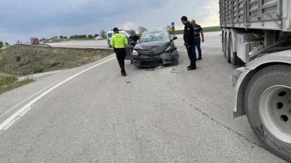Konya’da otomobil 'U' dönüşü yapan tıra çarptı: 1 yaralı
