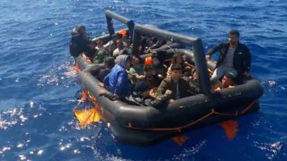 İzmir açıklarında 60 düzensiz göçmen kurtarıldı