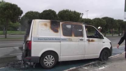 Maltepe'de seyir halindeki minibüs alev alev yandı