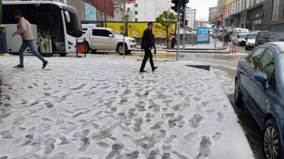 Van’da dolu yağışı! Sokaklar beyaza büründü