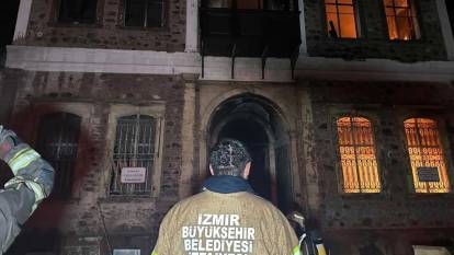 İzmir'de yanan tarihi bina küle döndü