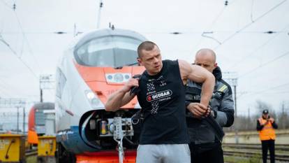 Rus atlet, 650 tonluk treni çekerek tarihi bir rekor kırdı