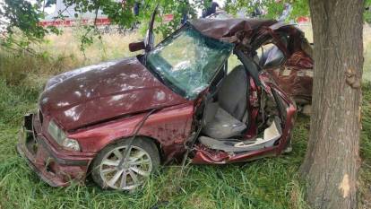 Otomobil ağaca çarptı: Ölü ve yaralı var