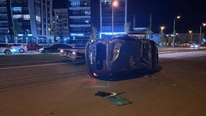 Sivas'ta araç refüje çarpıp devrildi: 6 yaralı