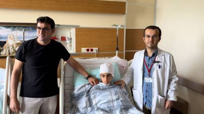 Doktorların dikkati beyin kanaması geçiren Zeyneb’i hayata bağladı