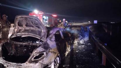 Sancaktepe'de feci kaza: Çarpışan iki araç alev alev yandı