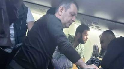 Uçakta fenalaşan yolcunun hayatını doktor vekil kurtardı