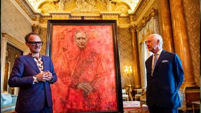 Kral Charles’in portresi neden o kadar kırmızı?
