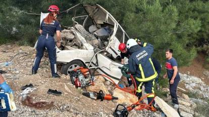 Antalya’da otomobil uçuruma yuvarlandı: 1 ölü 3 yaralı