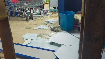 Tokat'ta kuvvetli rüzgar sebebiyle marketin camları kırıldı 5 kişi yaralandı