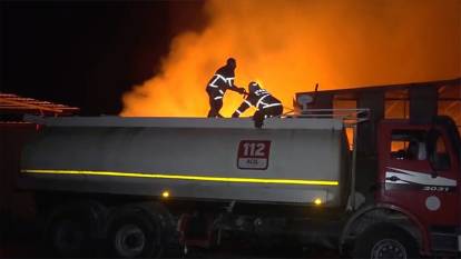 Adana'da ahşap imalathanesinde çıkan yangına müdahale ediliyor