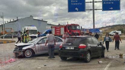 Kastamonu'da üç aracın karıştığı kazada çok sayıda kişi yaralandı