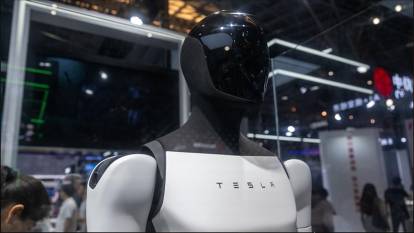 Elon Musk Tesla'nın gelecek yıl insansı robotları kullanacağını duyurdu