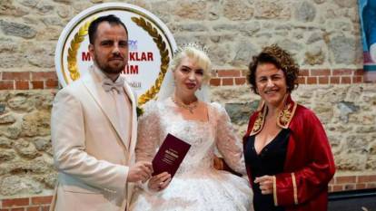 Duyanlar kulaklarına inanamadı! Nikah memuru nikahını kıydığı damatla kendini evlendirdi