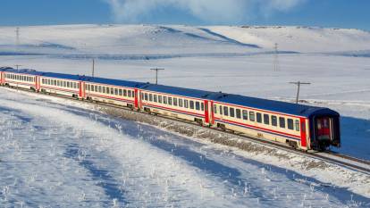 Yeni sezonun ilk seferine çıkan Turistik Doğu Ekspresi Erzurum'a ulaştı