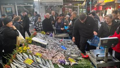 Kilosu 100 liraya indi. Yüzlerce kişi sıraya girdi