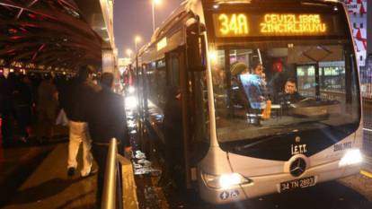 Metrobüs durağında korku dolu anlar: Alkollü şahıs rastgele ateş açtı