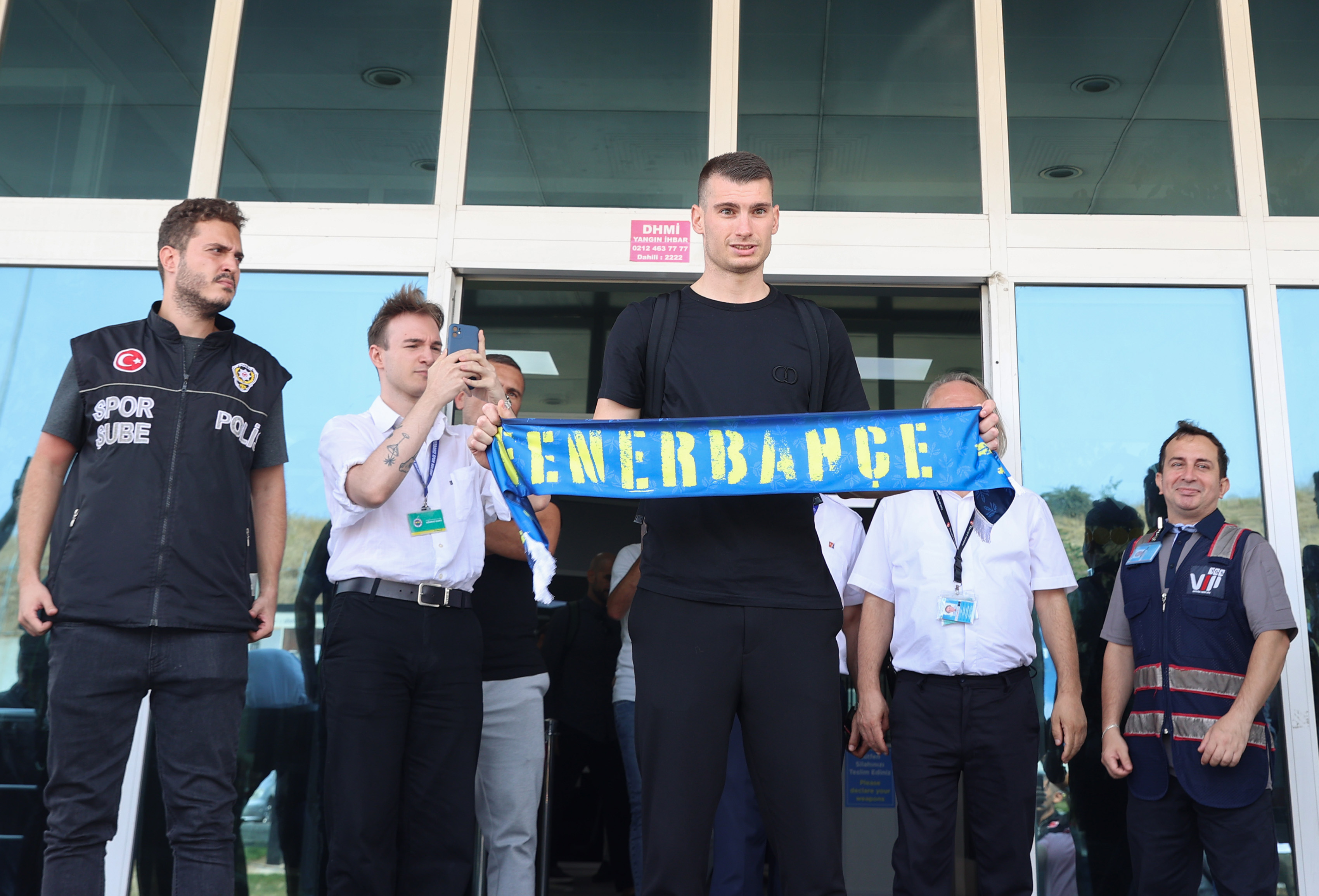 aa-20230824-31987698-31987695-new-signing-of-fenerbahce-croatian-goalkeeper-dominik-livakovic-arrives-in-istanbul.jpg