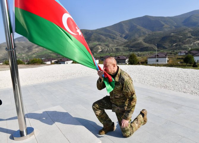 aa-20231015-32413333-32413328-azerbaycan-cumhurbaskani-aliyev-hocalida-azerbaycan-bayragini-gondere-cekti.jpg