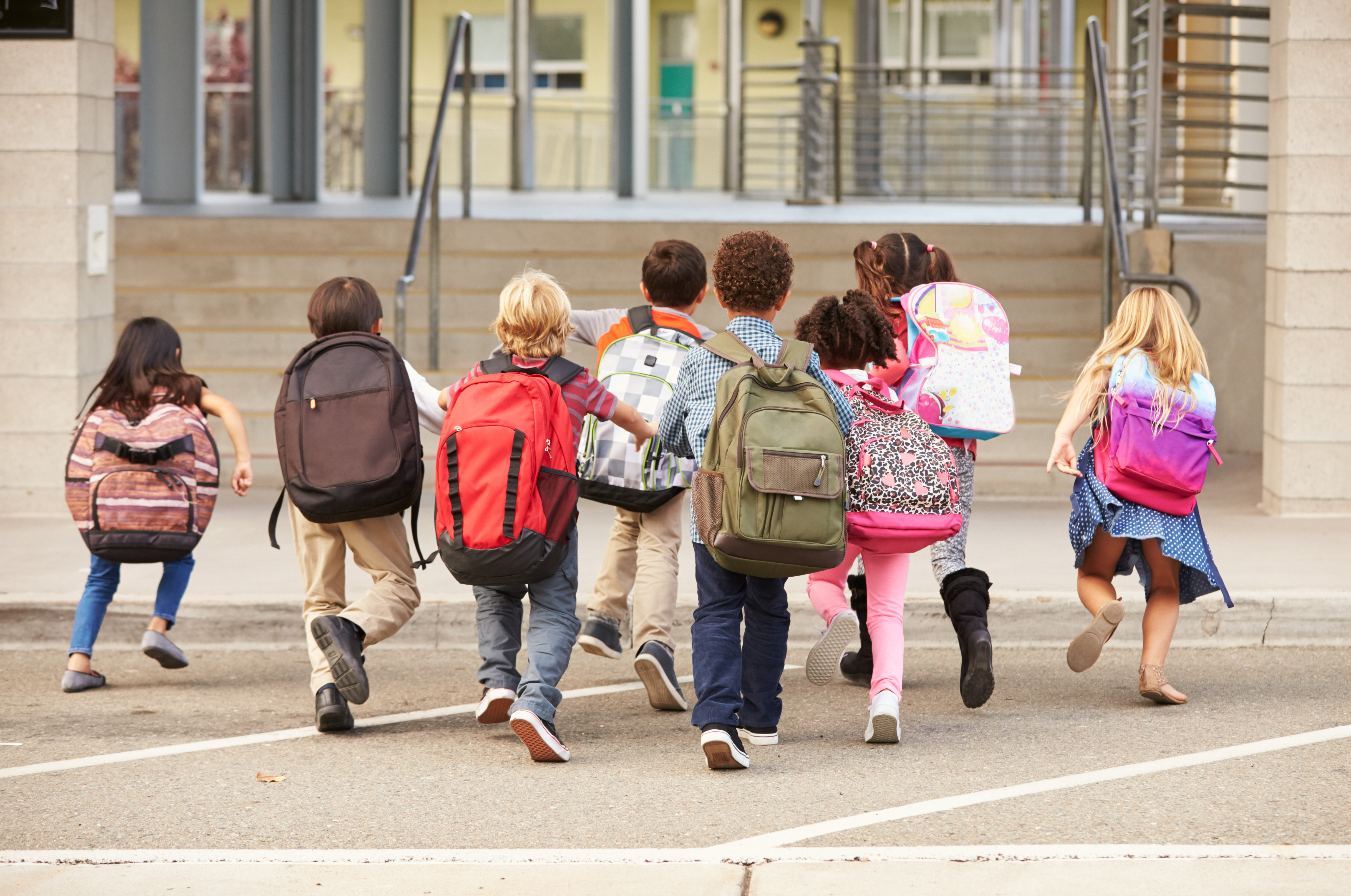 Ребенок не ходит по утрам. Дети идут в школу. Дети бегут в школу. Школьник с рюкзаком на улице. Идти в школу.