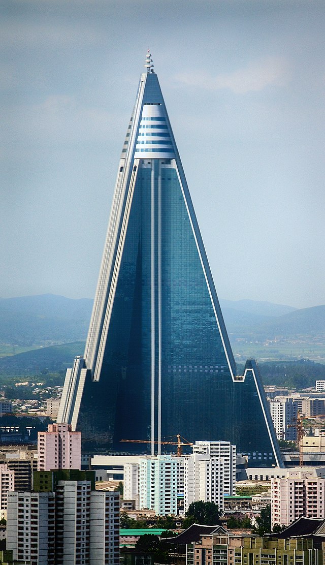 ryugyong-hotel-august-27-2011-cropped.jpg