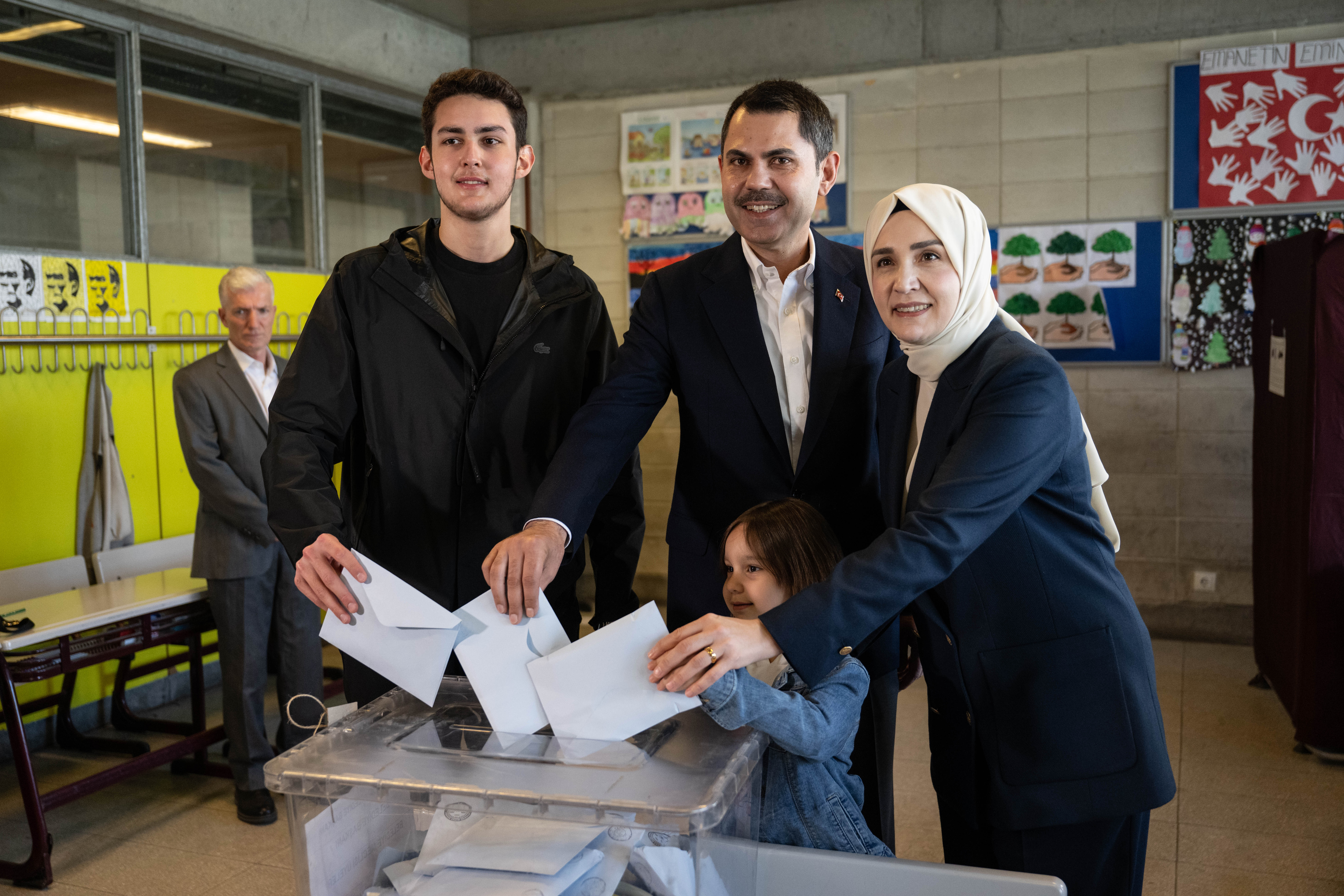 aa-20240331-34142632-34142630-istanbul-municipality-mayor-candidate-of-the-peoples-alliance-murat-kurum-casts-his-ballot-in-istanbul.jpg