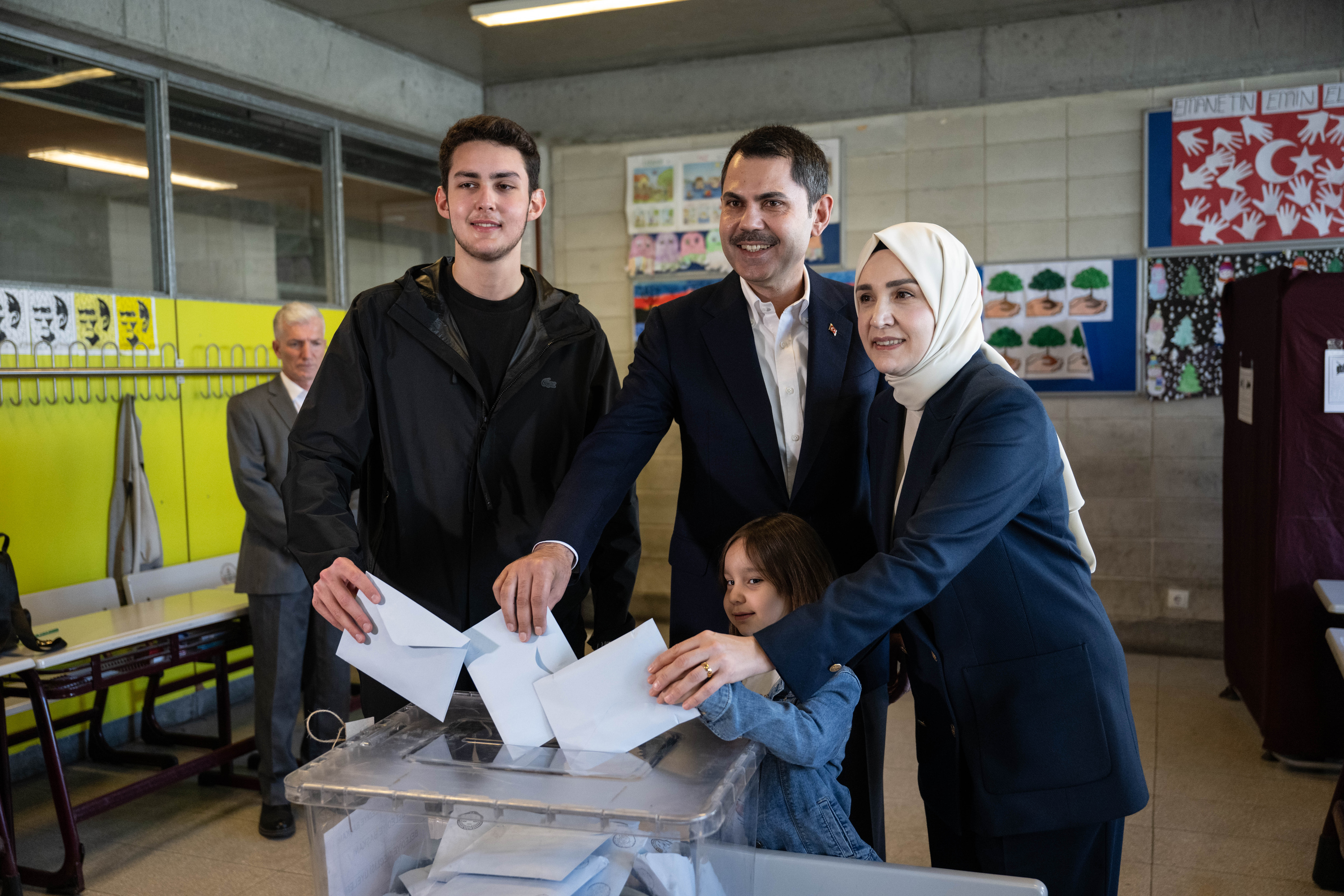aa-20240331-34142923-34142916-istanbul-municipality-mayor-candidate-of-the-peoples-alliance-murat-kurum-casts-his-ballot-in-istanbul.jpg