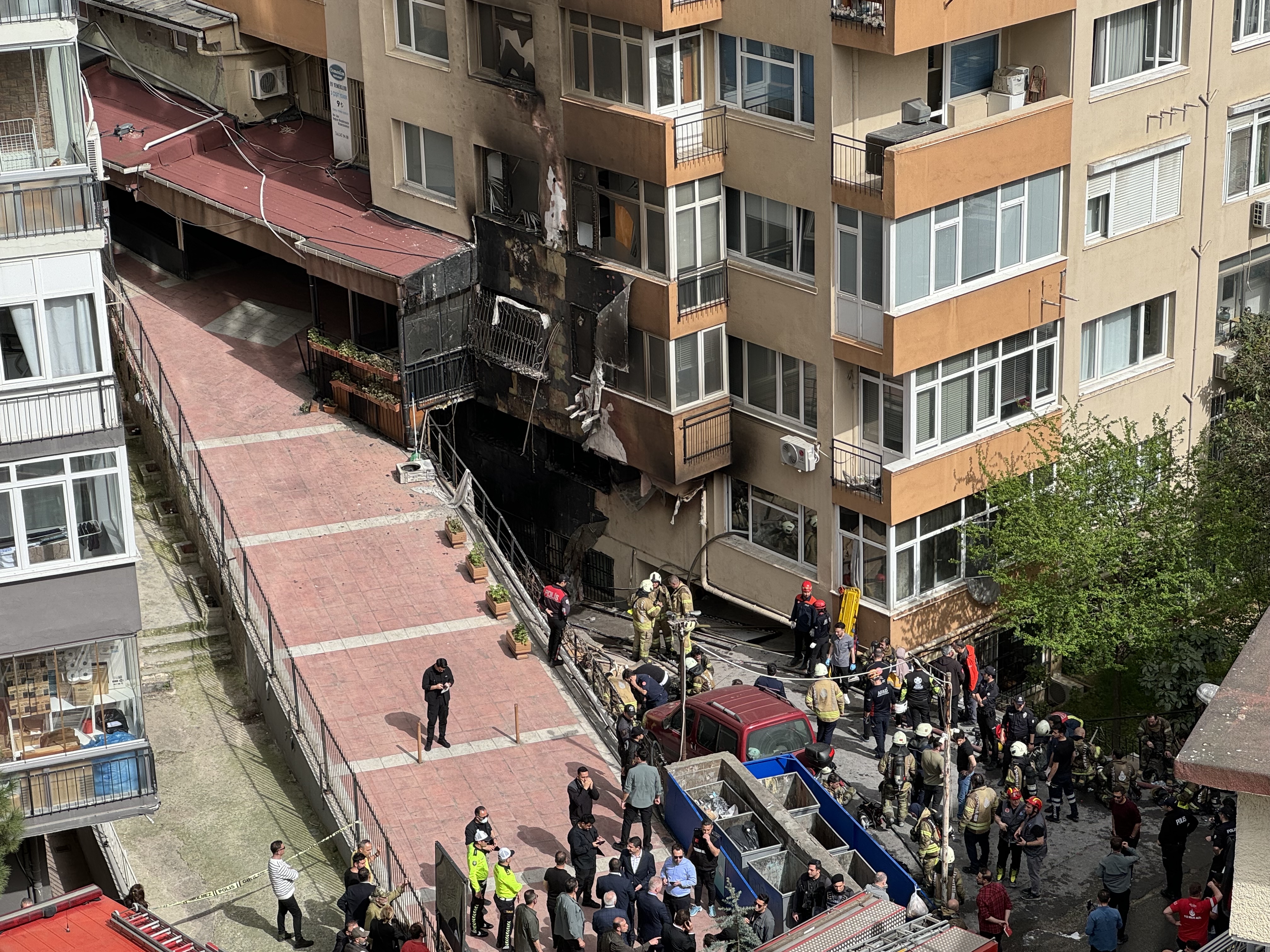 aa-20240402-34163152-34163151-fire-breaks-out-at-13story-building-in-turkiyes-istanbul.jpg