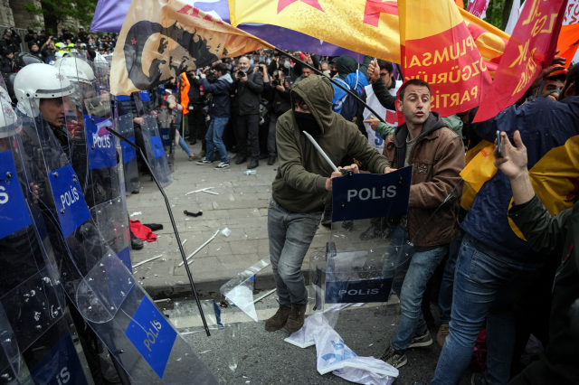 istanbul-daki-1-mayis-gosterilerinde-polise-17294872-673-m.jpg