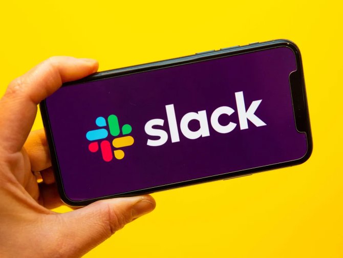 006-slack-app-logo-on-phone-2021.webp