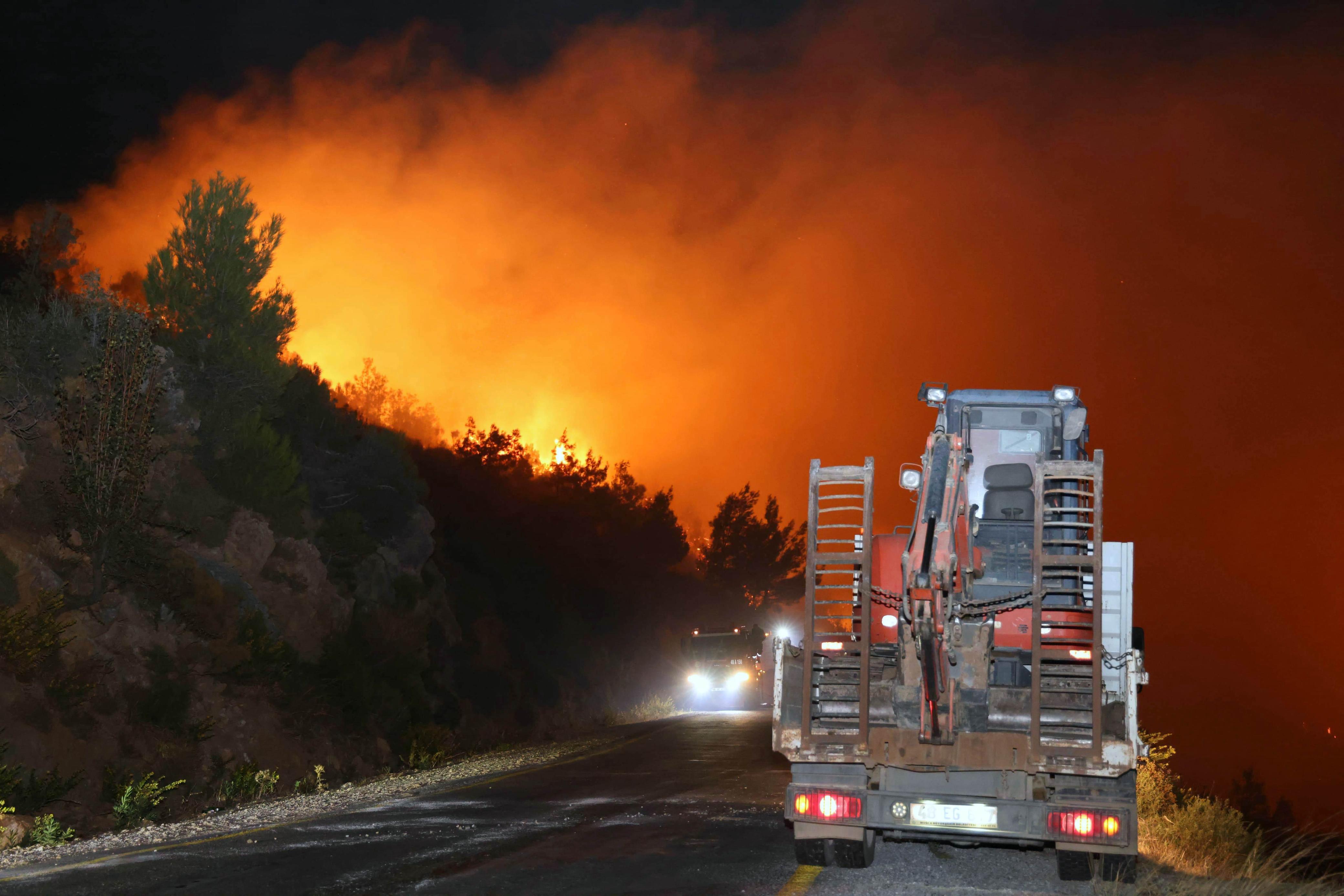 aa-20241018-35941018-35941017-mugla-valisi-akbiyik-kentteki-orman-yanginini-kontrol-altina-almaya-calistiklarini-soyledi.jpg